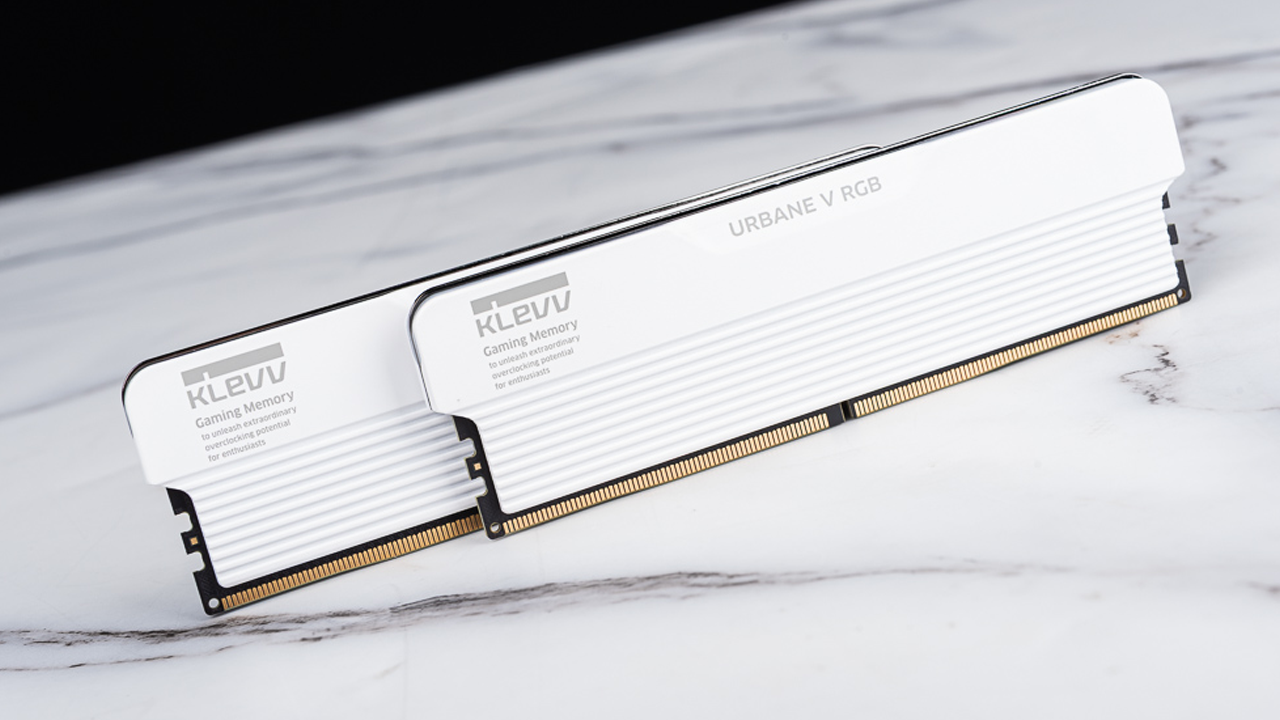 白炫美！KLEVV URBANE V RGB DDR5 開箱測試 / 俐落弧線 x 箭羽導光 RGB 美學再進化